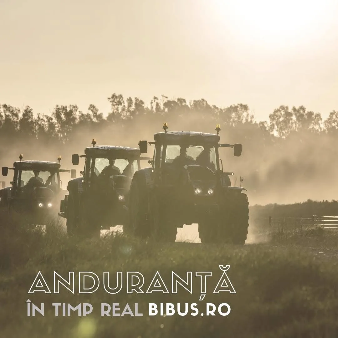 Trei tractoare în câmp, în praf, cu textul „Anduranță în timp real · BIBUS.RO”