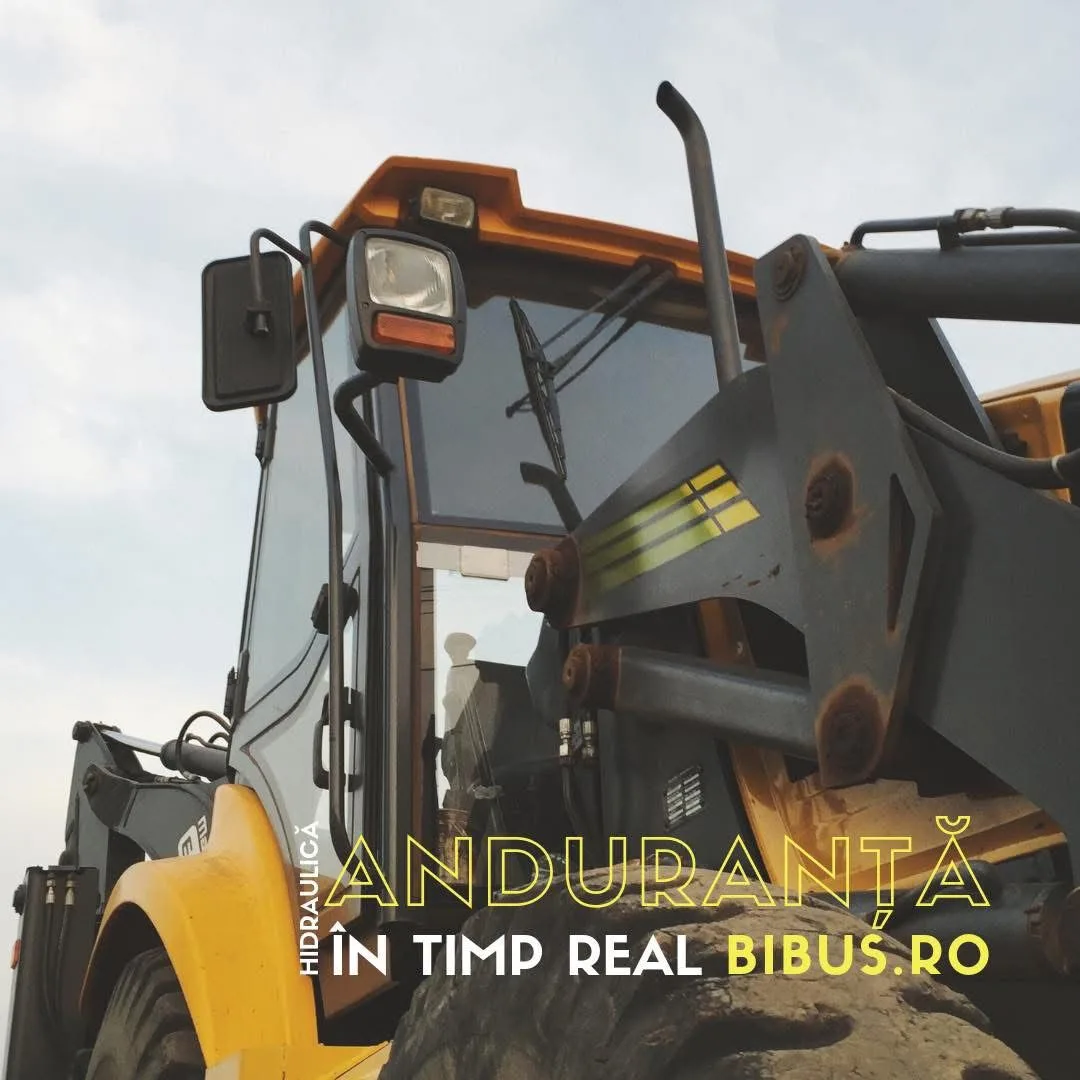 Cabina și brațul hidraulic al unui buldoexcavator, cu textul „Hidraulică · Anduranță în timp real”
