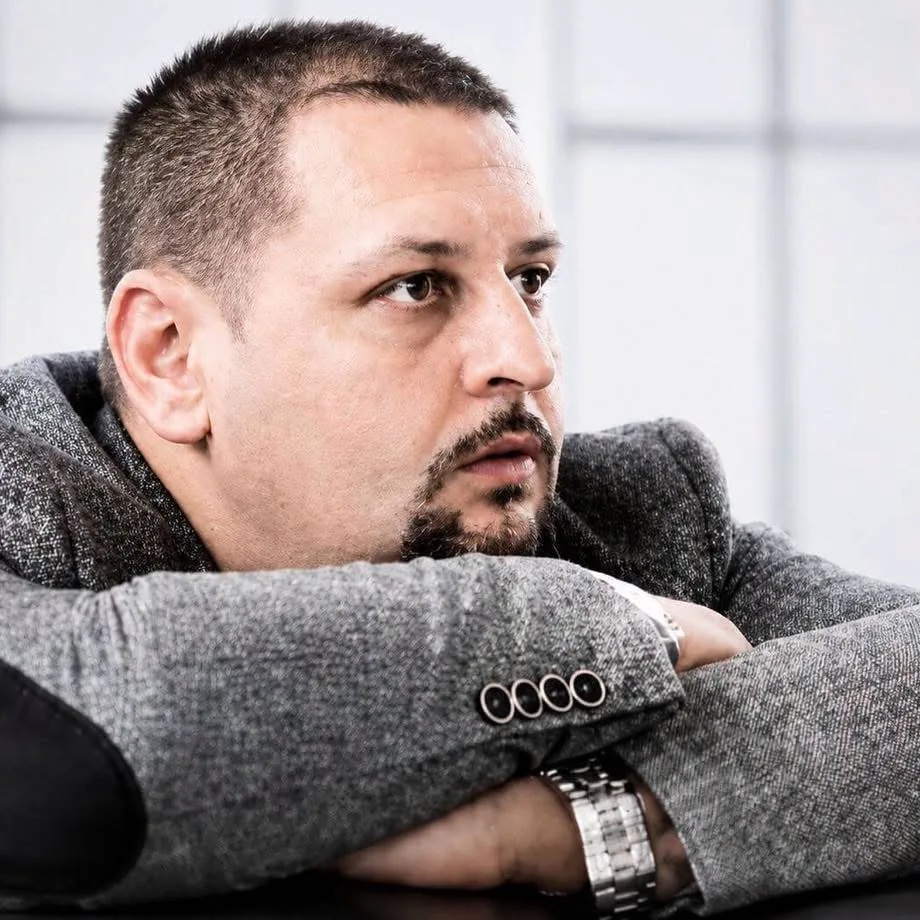 Portretul lui Daniel Roșca, Commercial Strategy Architect în cadrul UNRIVALS, speaker la Panelul 3 al forumului de la Sibiu