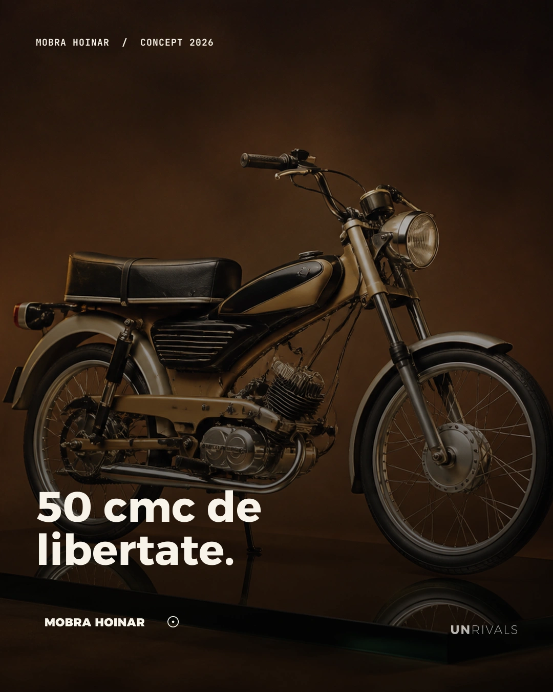 Planșă de deschidere: un moped Mobra Hoinar restaurat, fotografiat în studio pe fond maro închis, cu titlul 50 cmc de libertate., eticheta MOBRA HOINAR / CONCEPT 2026 și semnătura UNRIVALS.