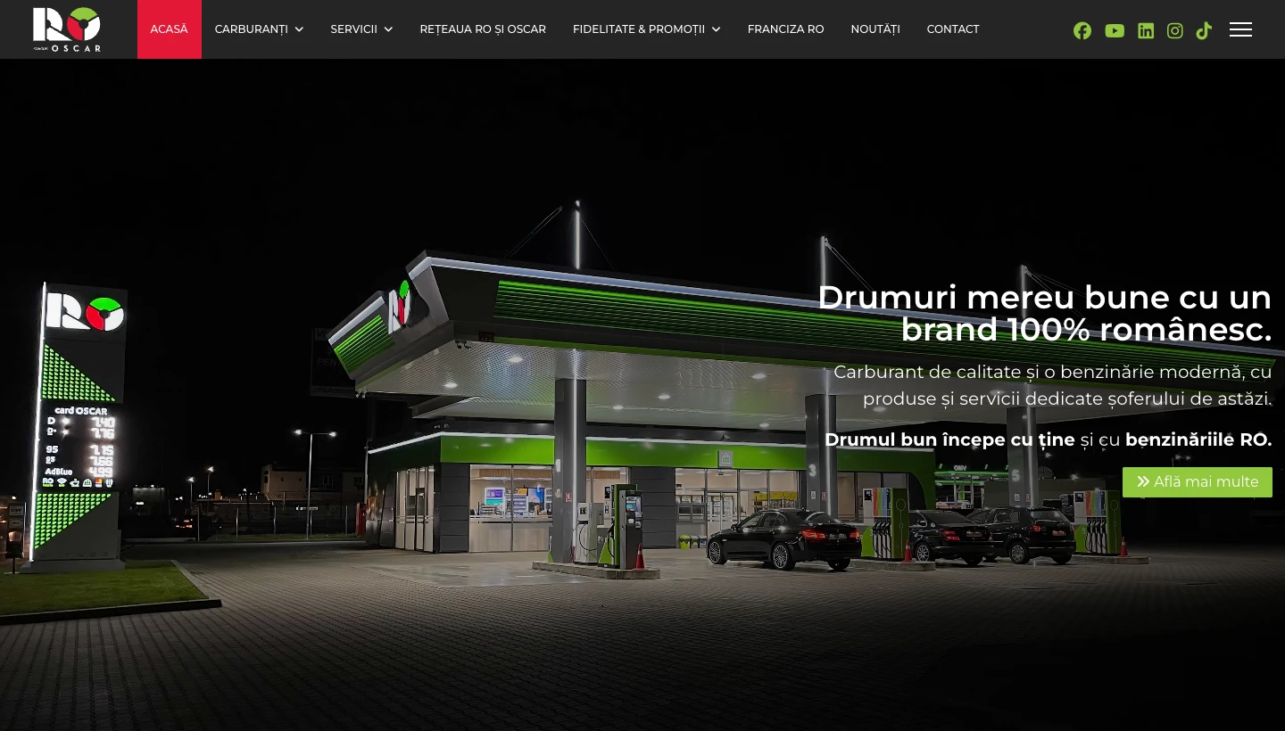 Captură benzinariile.ro: o stație RO noaptea, cu totemul de prețuri pe care scrie card OSCAR, și textul Drumuri mereu bune cu un brand 100% românesc, carburant de calitate și o benzinărie modernă, drumul bun începe cu tine și cu benzinăriile RO.