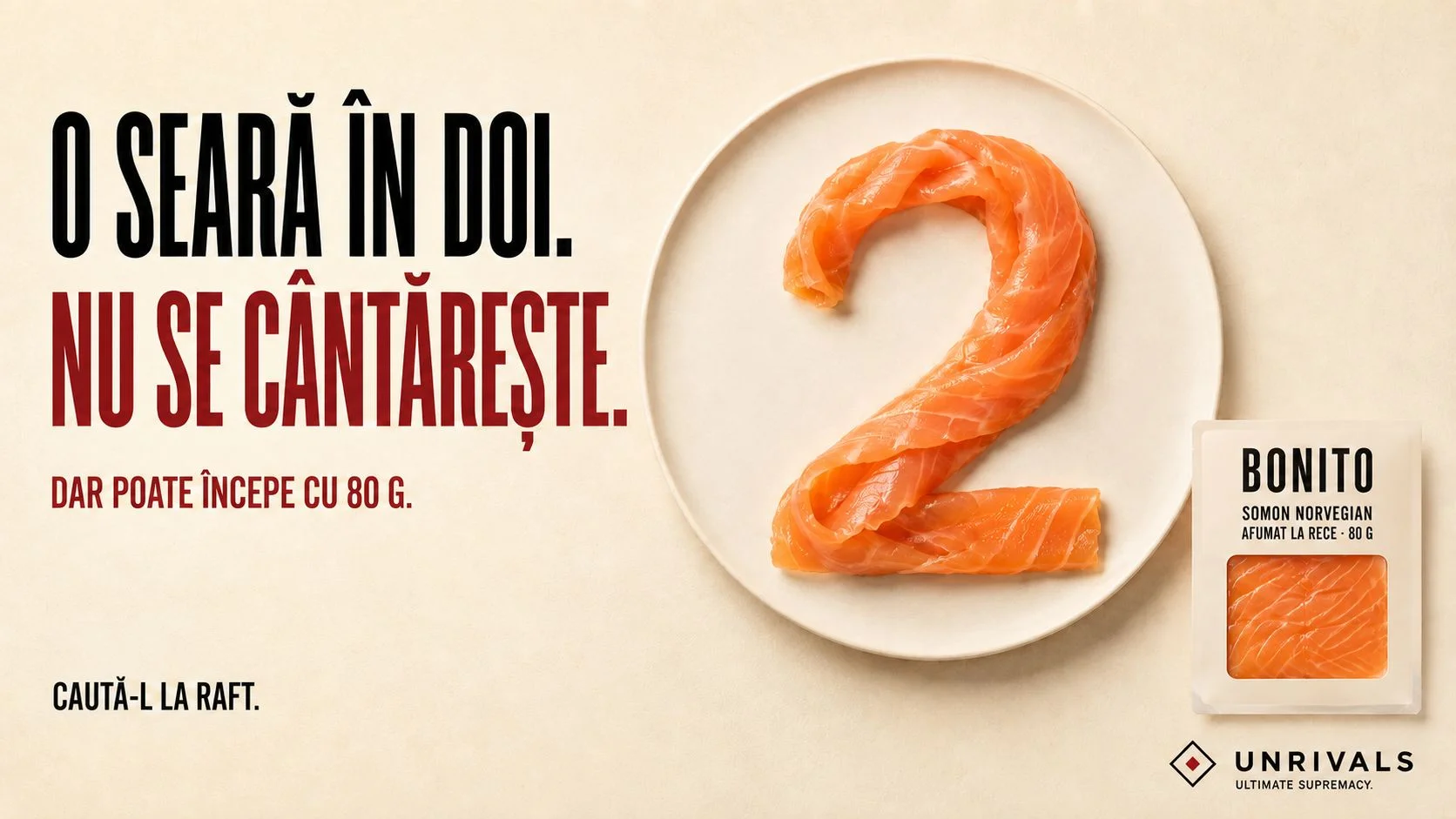 Poster de campanie: „O seară în doi. Nu se cântărește. Dar poate începe cu 80 g.” Felii de somon așezate în forma cifrei 2 pe o farfurie, lângă pachetul Bonito de somon norvegian afumat la rece, 80 g. Îndemn: caută-l la raft.