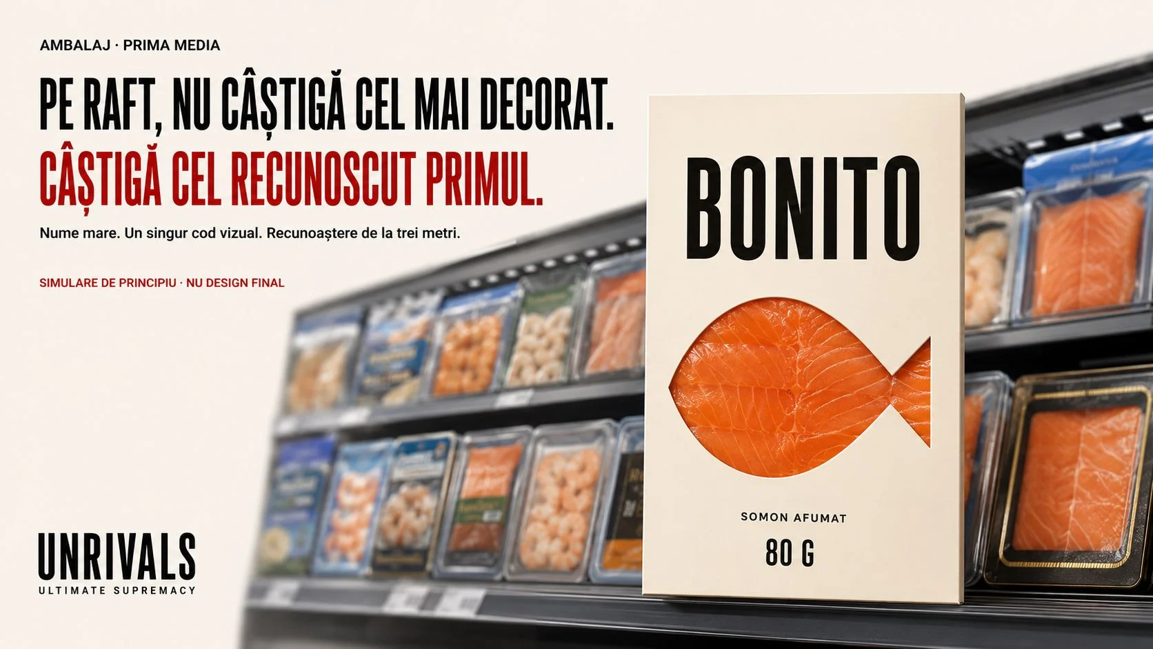 Simulare de principiu: un ambalaj Bonito cu nume mare și o siluetă de pește decupată în somon, așezat pe raft lângă ambalaje concurente încărcate.