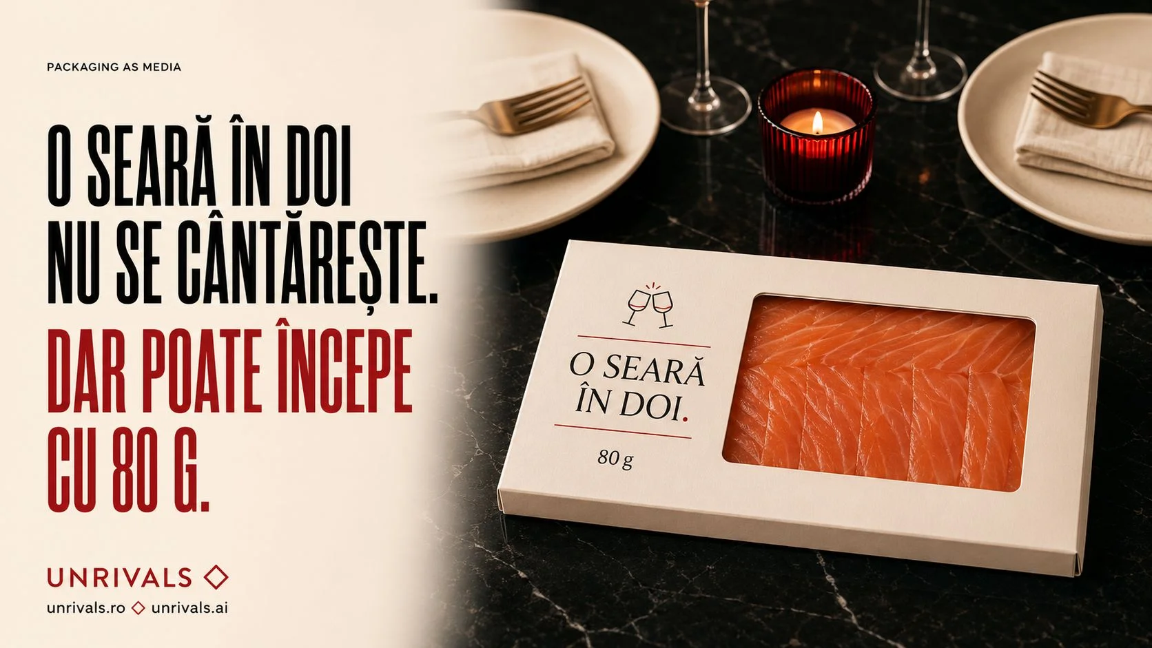 Reclamă-concept, packaging as media: „O seară în doi nu se cântărește. Dar poate începe cu 80 g” — ambalaj de somon cu fereastră, pe o masă pregătită pentru cină, lockup UNRIVALS.